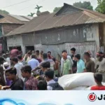 সার মজুত রাখার অভিযোগ, বিএনপি নেতার গুদামে কৃষকদের হামলা