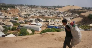 palestinian-boy-carrying-a-bag-of-combustible-tras-mtkwy26kmix04hy-20260903083825.jpg